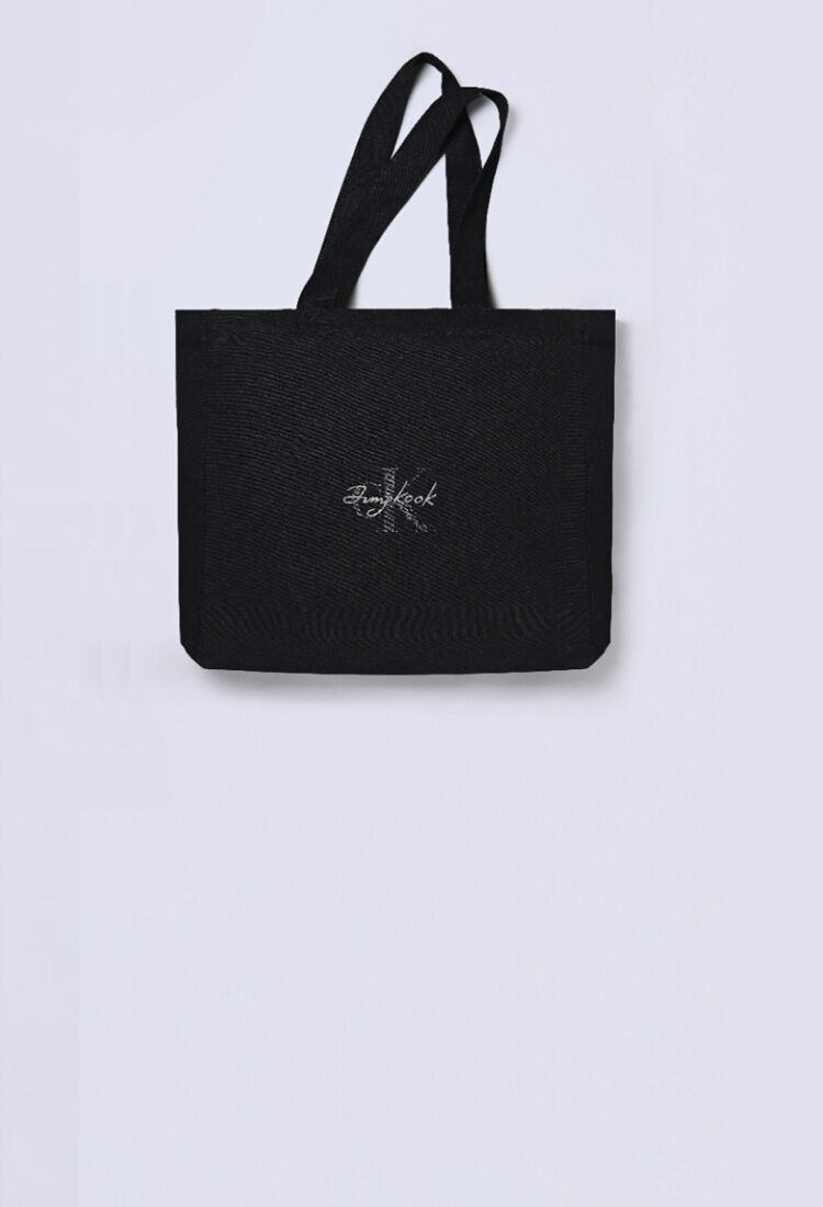 凡購買 Jung Kook for Calvin Klein 聯乘系列滿$1,500即可獲贈限定專屬帆布袋乙個。